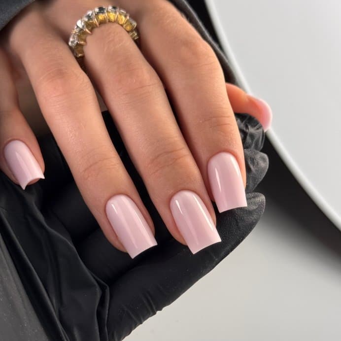 Mleczne paznokcie w kształcie kwadrat