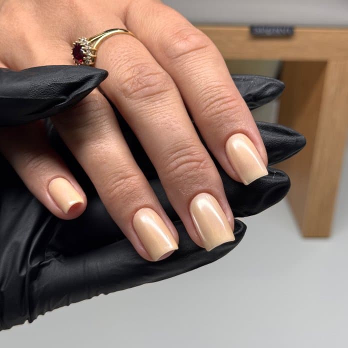 Paznokcie w kształcie kwadrat w kolorze masełkowym