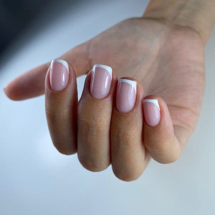 Skórki paznokci opracowane metodą Manicure kombinowanego techniką kilku frezów